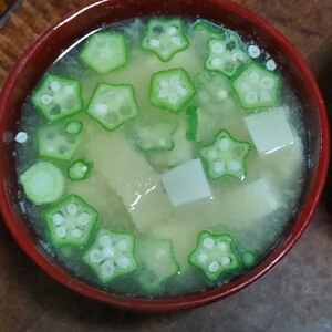 オクラと豆腐と油揚げのお味噌汁